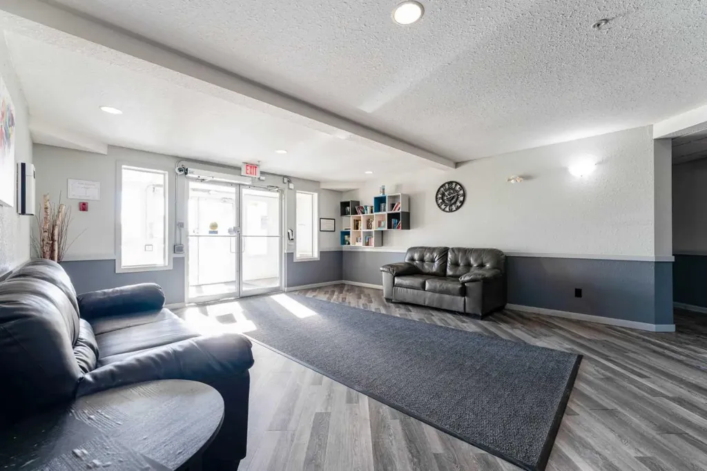 1717 60 Street SE Calgary AB T2A 7Y7