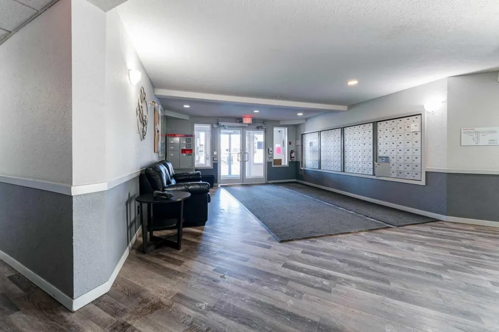 1717 60 Street SE Calgary AB T2A 7Y7