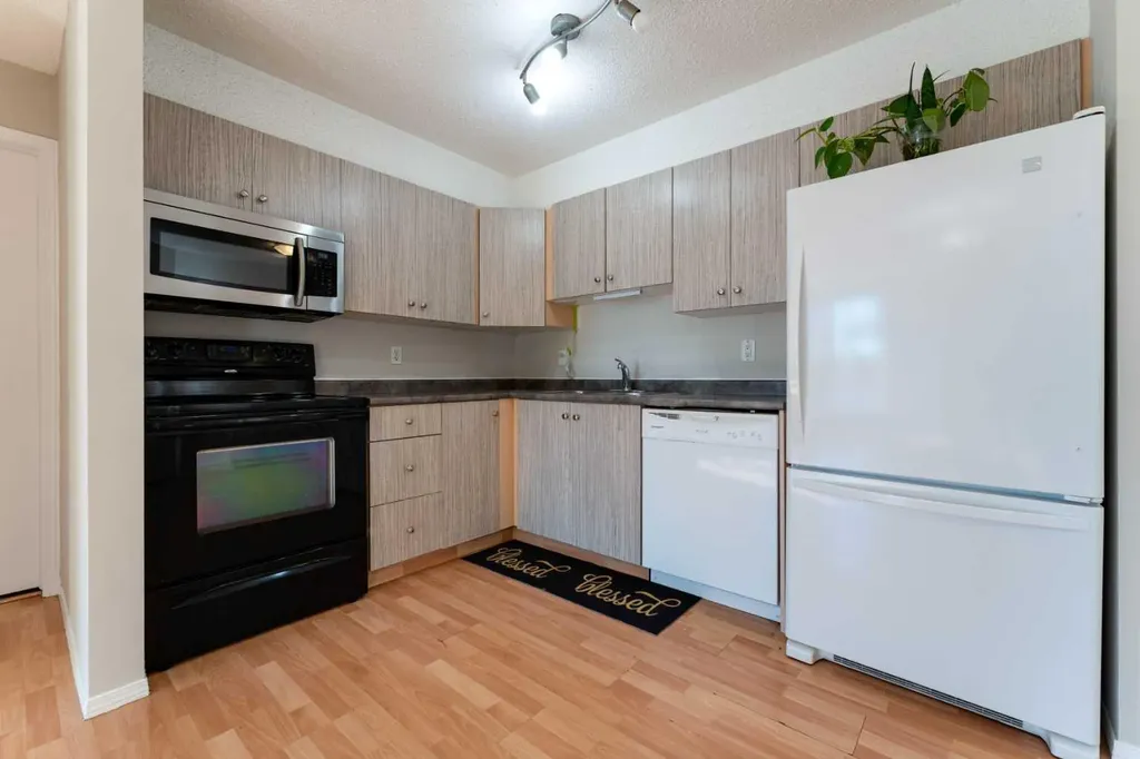 1717 60 Street SE Calgary AB T2A 7Y7