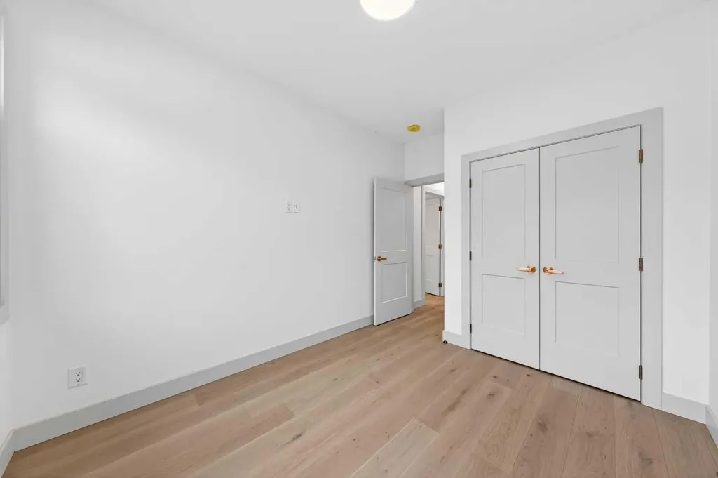 5239 22 Avenue NW Calgary AB T3B 0Z1
