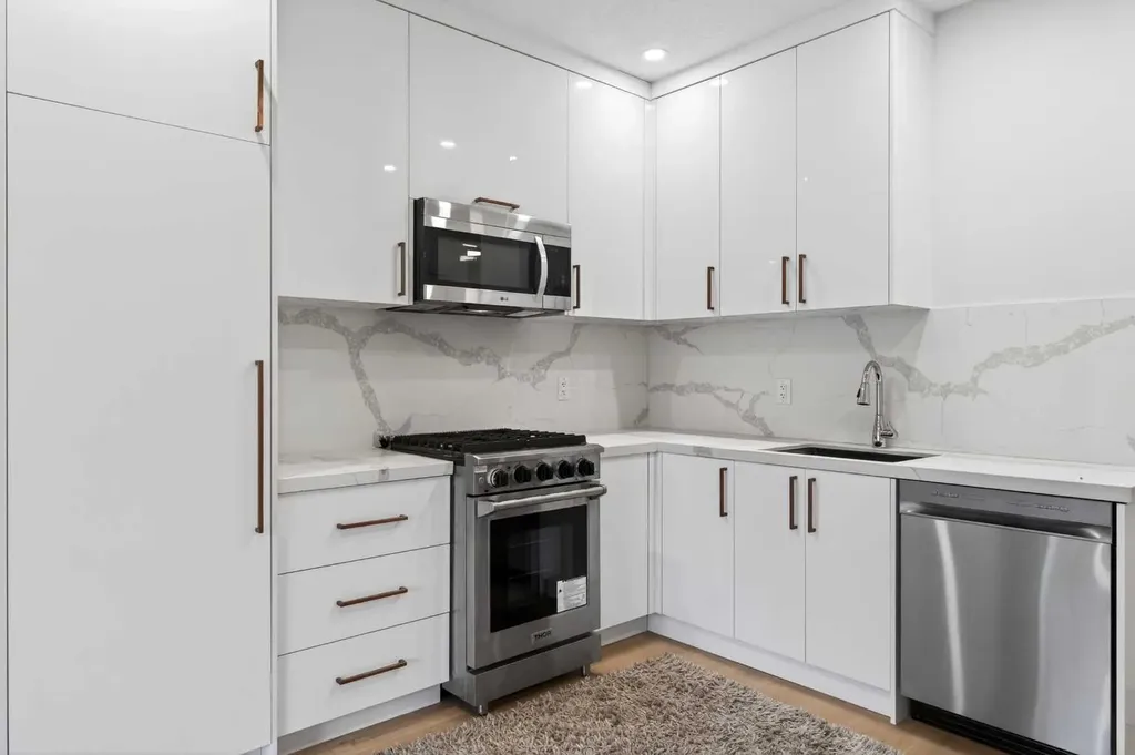5239 22 Avenue NW Calgary AB T3B 0Z1