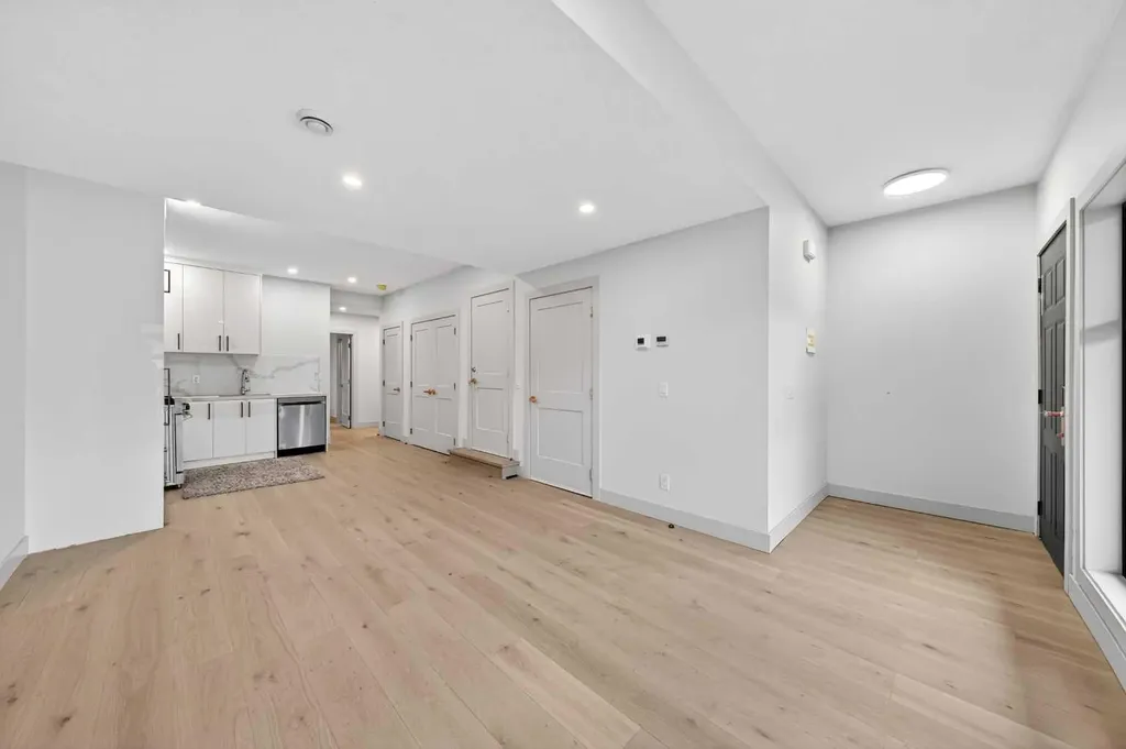 5239 22 Avenue NW Calgary AB T3B 0Z1