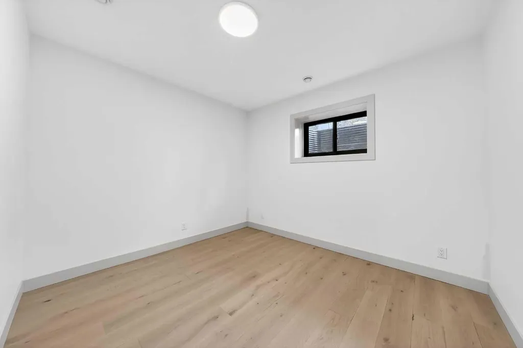 5239 22 Avenue NW Calgary AB T3B 0Z1