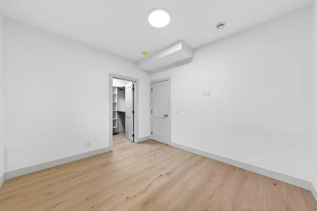 5239 22 Avenue NW Calgary AB T3B 0Z1