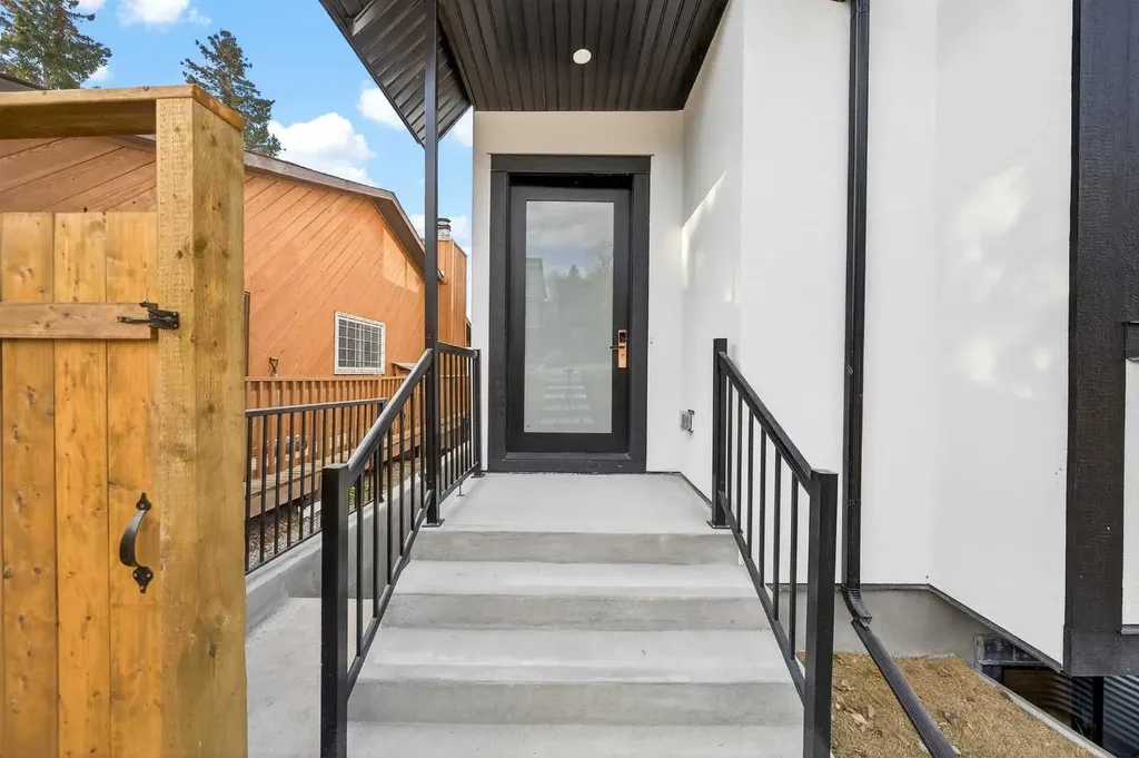 5239 22 Avenue NW Calgary AB T3B 0Z1