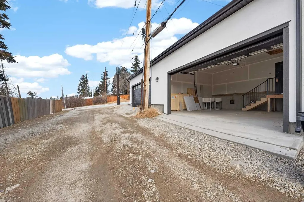 5239 22 Avenue NW Calgary AB T3B 0Z1