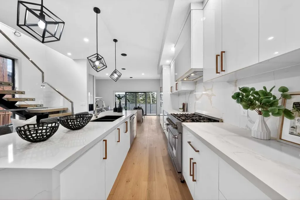 5239 22 Avenue NW Calgary AB T3B 0Z1