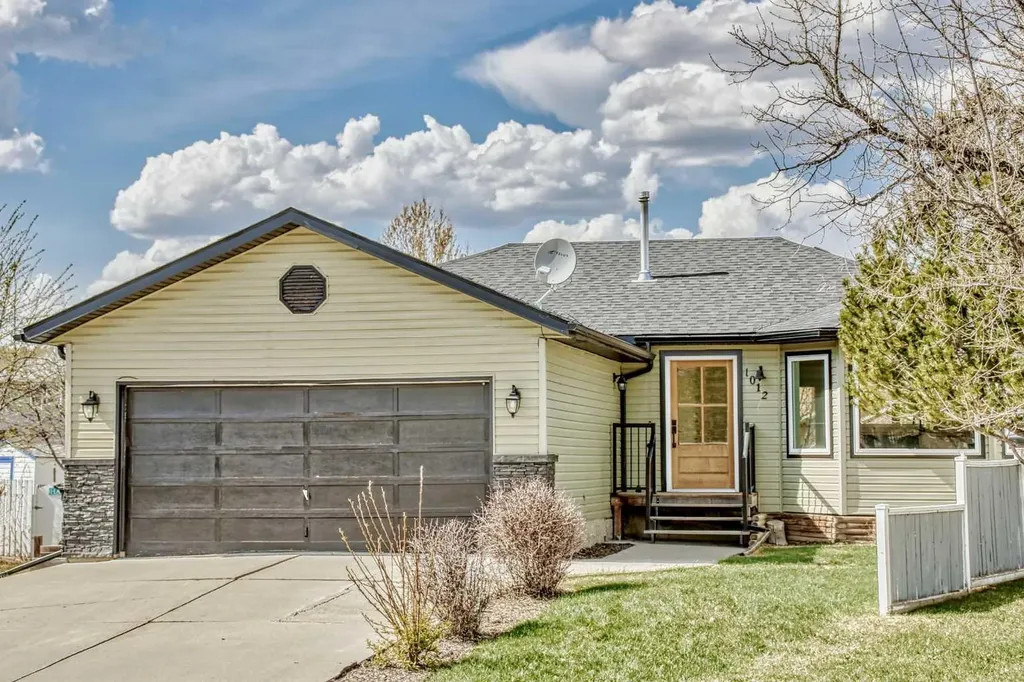 1012 2 Street NE Sundre AB T0M 1X0
