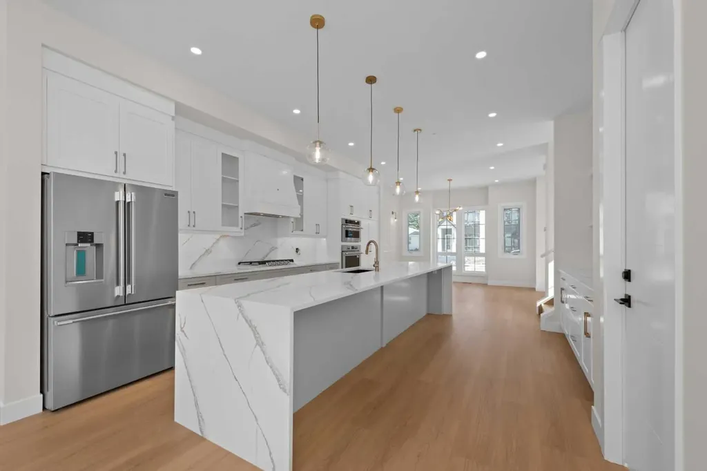 6427 33 Avenue NW Calgary AB T3B 1K9