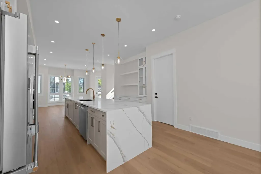 6427 33 Avenue NW Calgary AB T3B 1K9