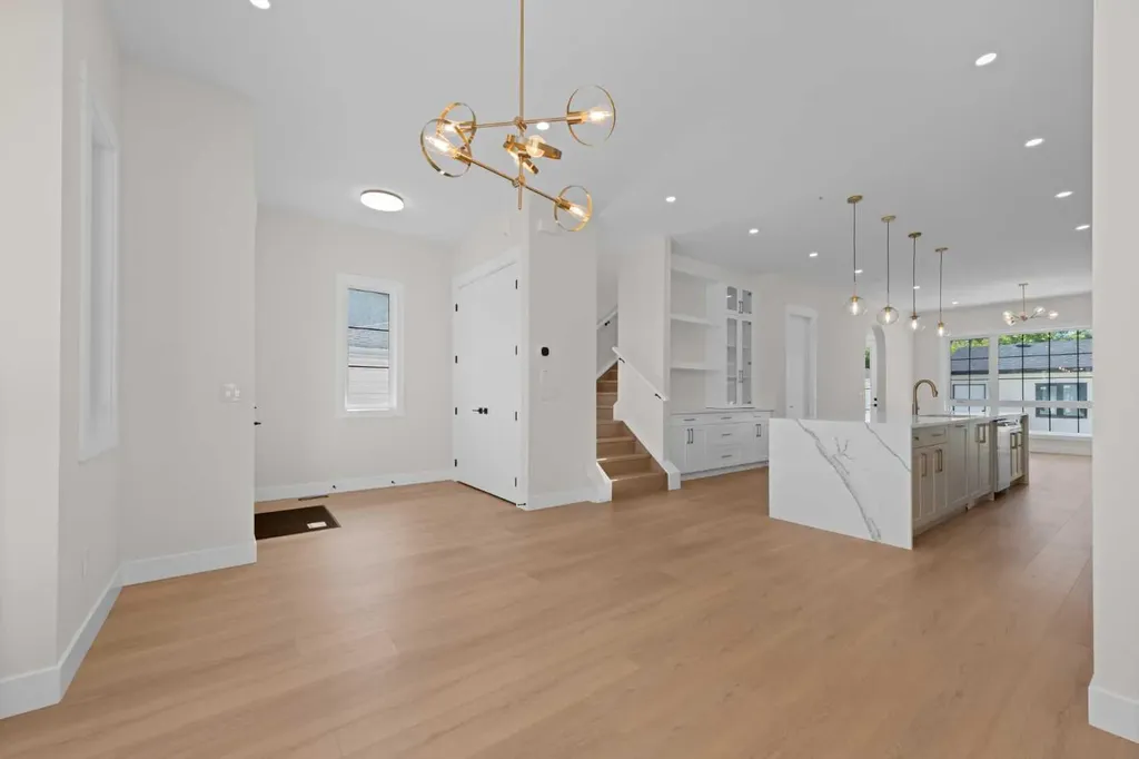 6427 33 Avenue NW Calgary AB T3B 1K9