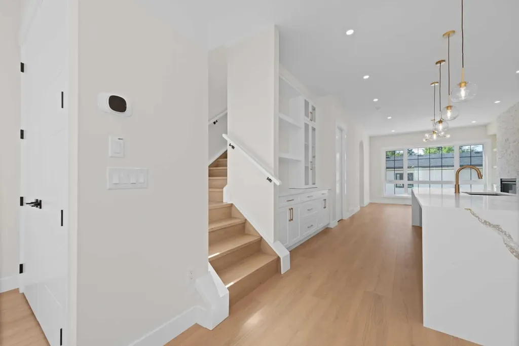 6427 33 Avenue NW Calgary AB T3B 1K9