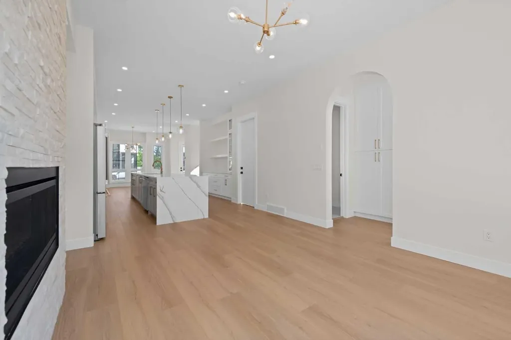 6427 33 Avenue NW Calgary AB T3B 1K9