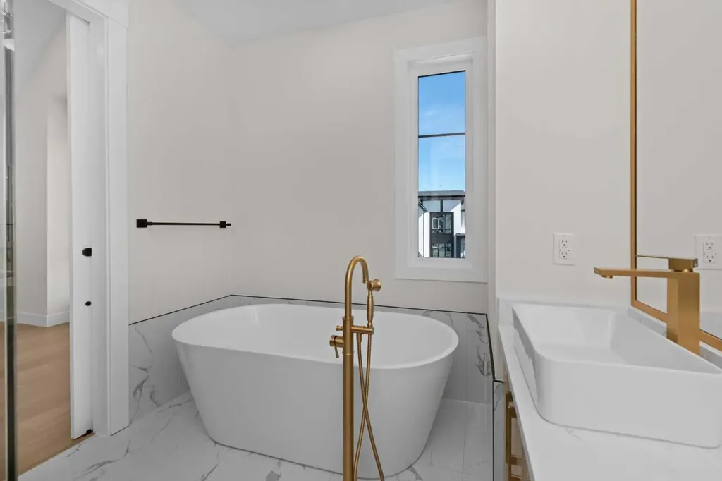 6427 33 Avenue NW Calgary AB T3B 1K9