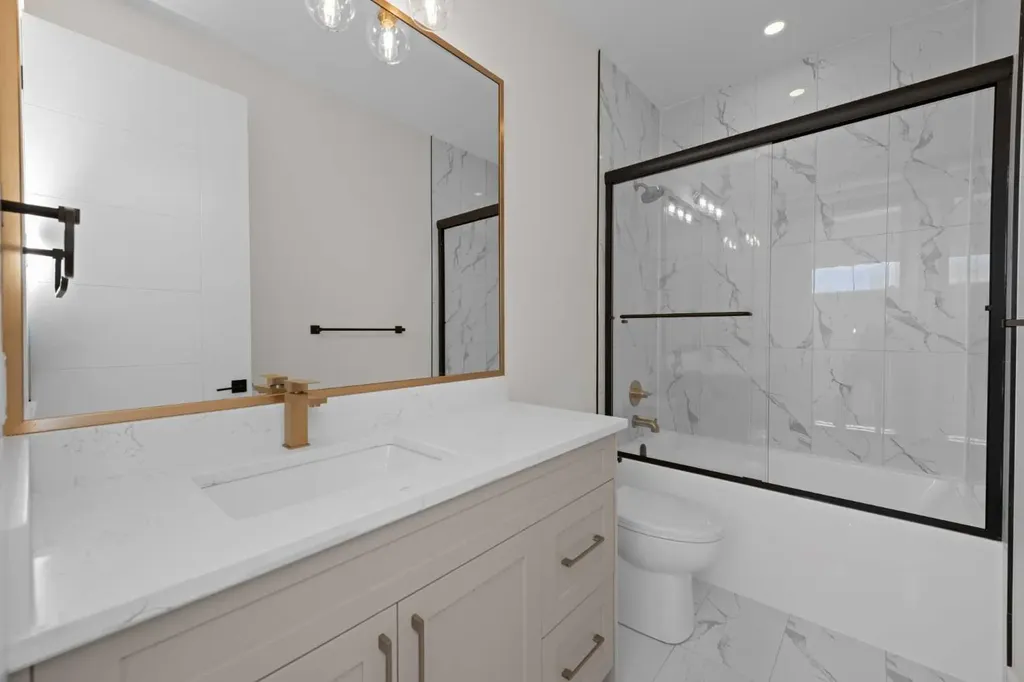 6427 33 Avenue NW Calgary AB T3B 1K9
