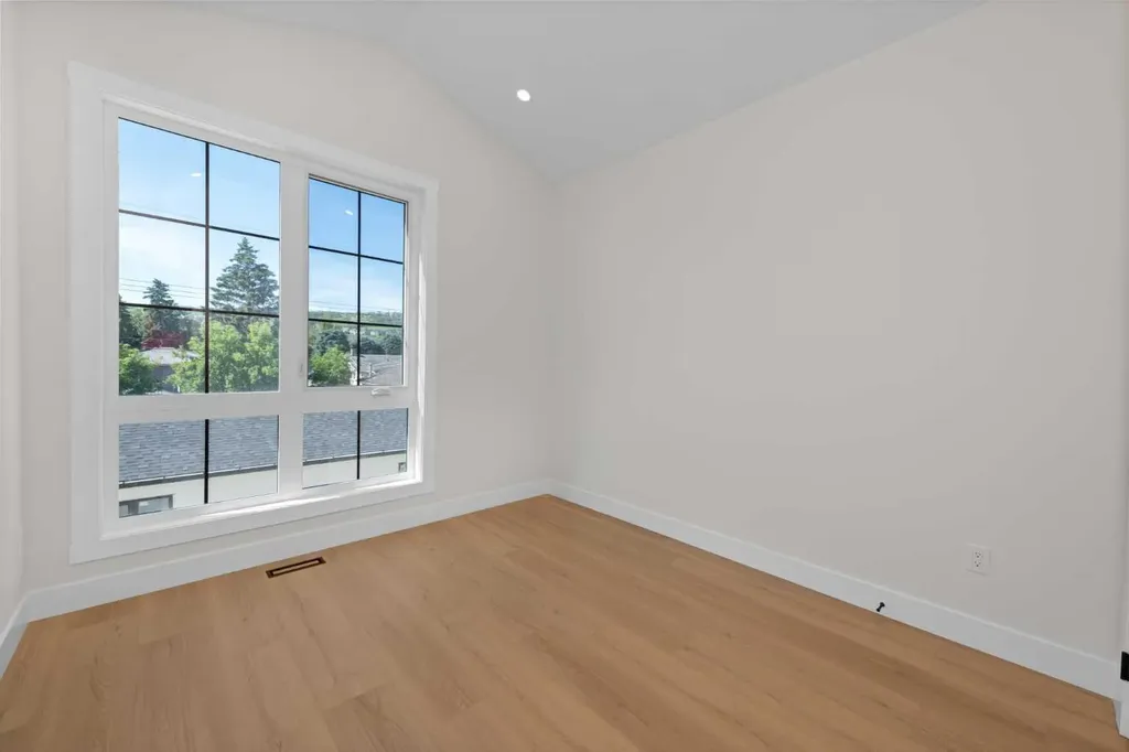 6427 33 Avenue NW Calgary AB T3B 1K9
