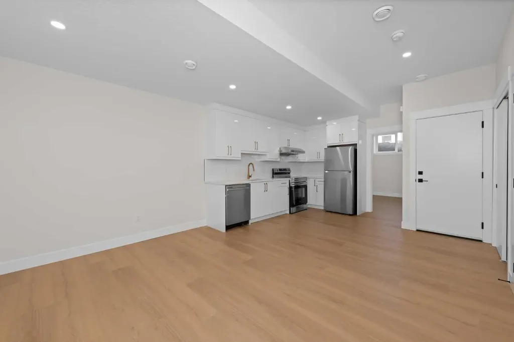 6427 33 Avenue NW Calgary AB T3B 1K9