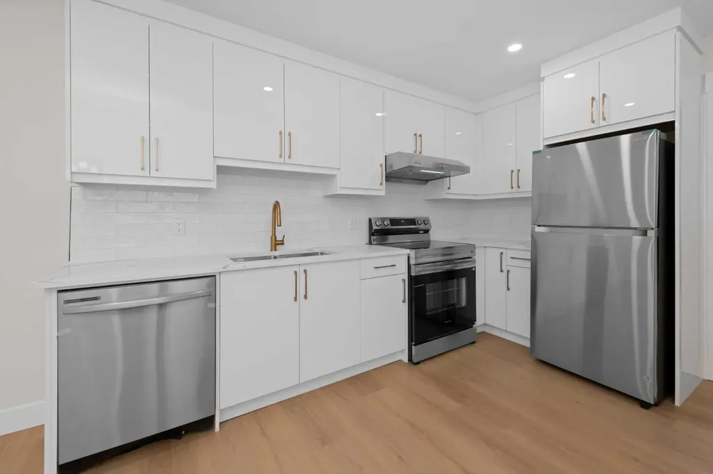 6427 33 Avenue NW Calgary AB T3B 1K9
