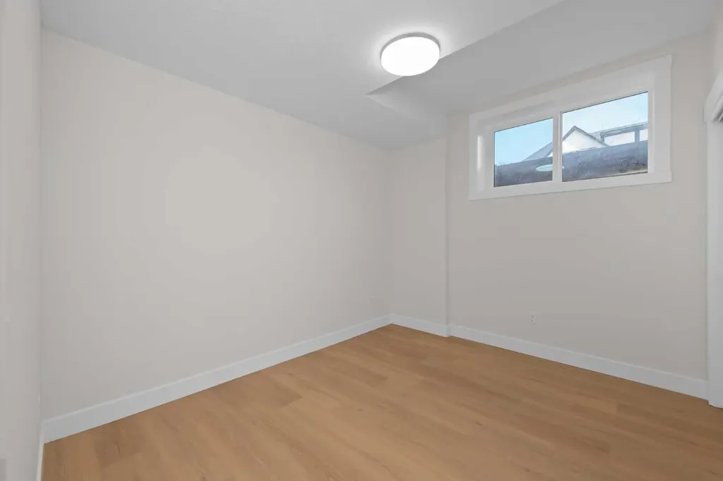 6427 33 Avenue NW Calgary AB T3B 1K9