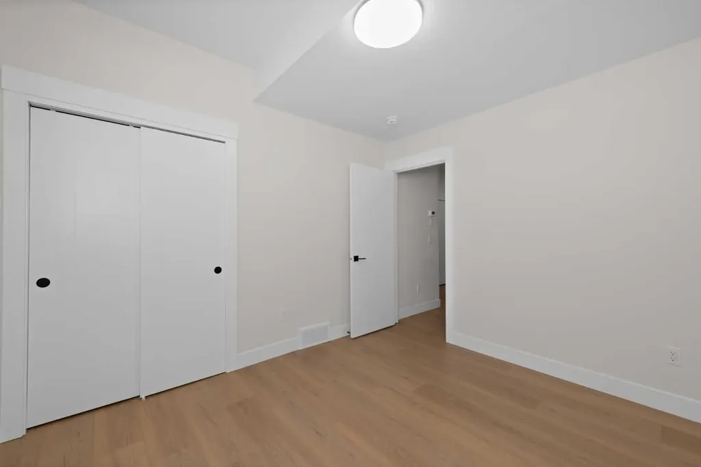 6427 33 Avenue NW Calgary AB T3B 1K9
