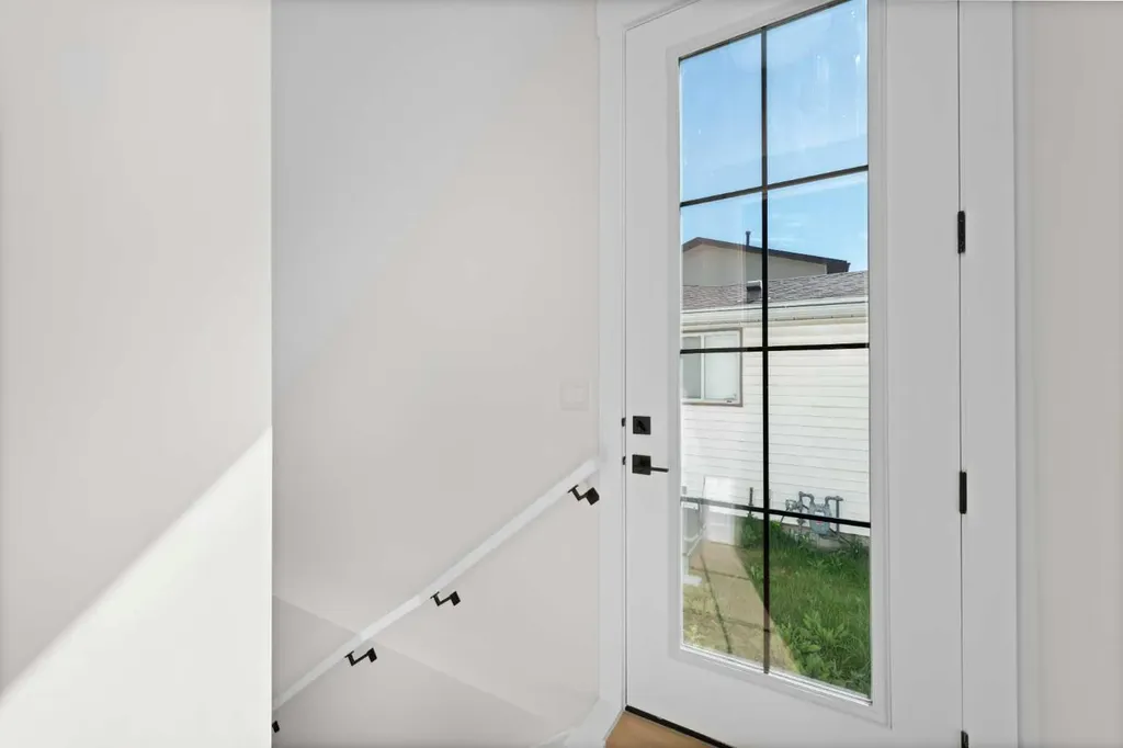 6427 33 Avenue NW Calgary AB T3B 1K9