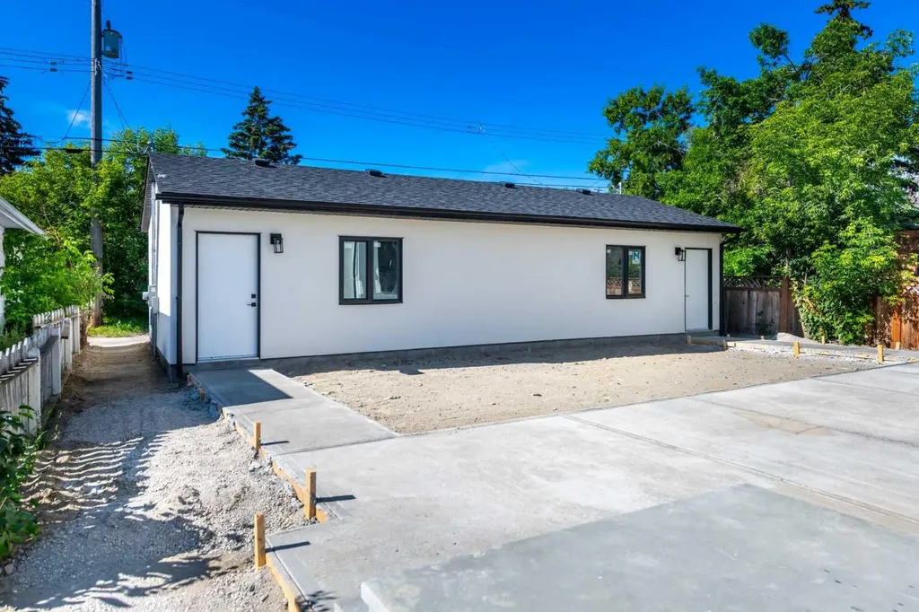 6427 33 Avenue NW Calgary AB T3B 1K9