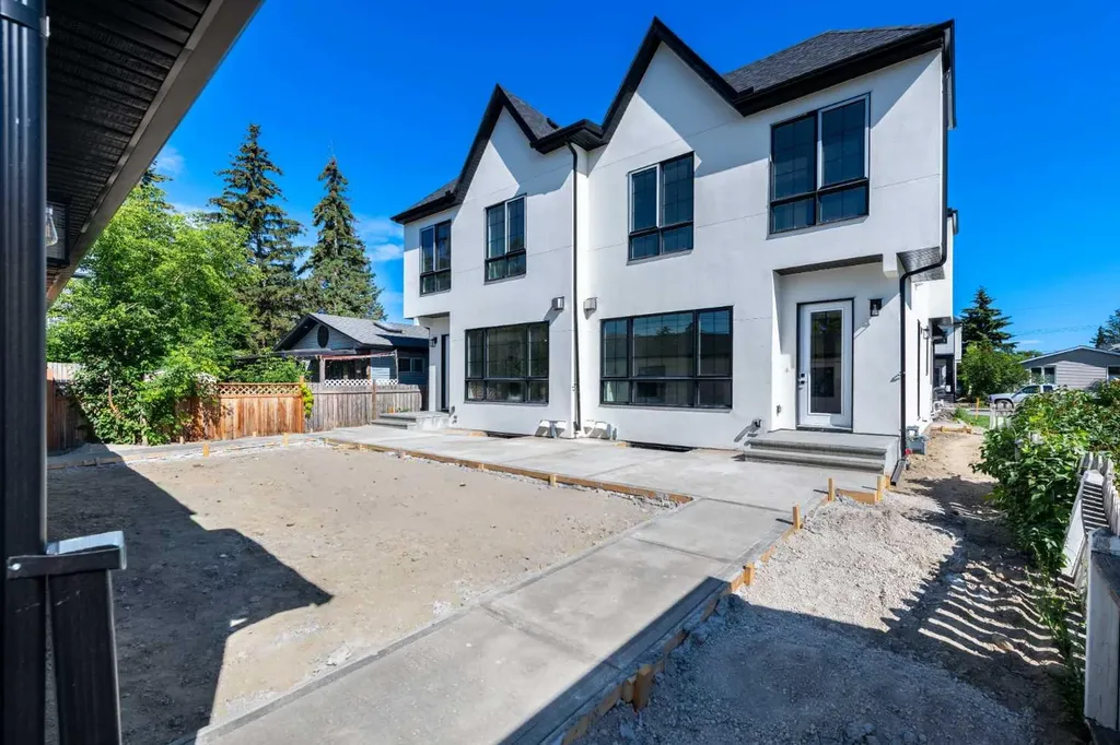 6427 33 Avenue NW Calgary AB T3B 1K9