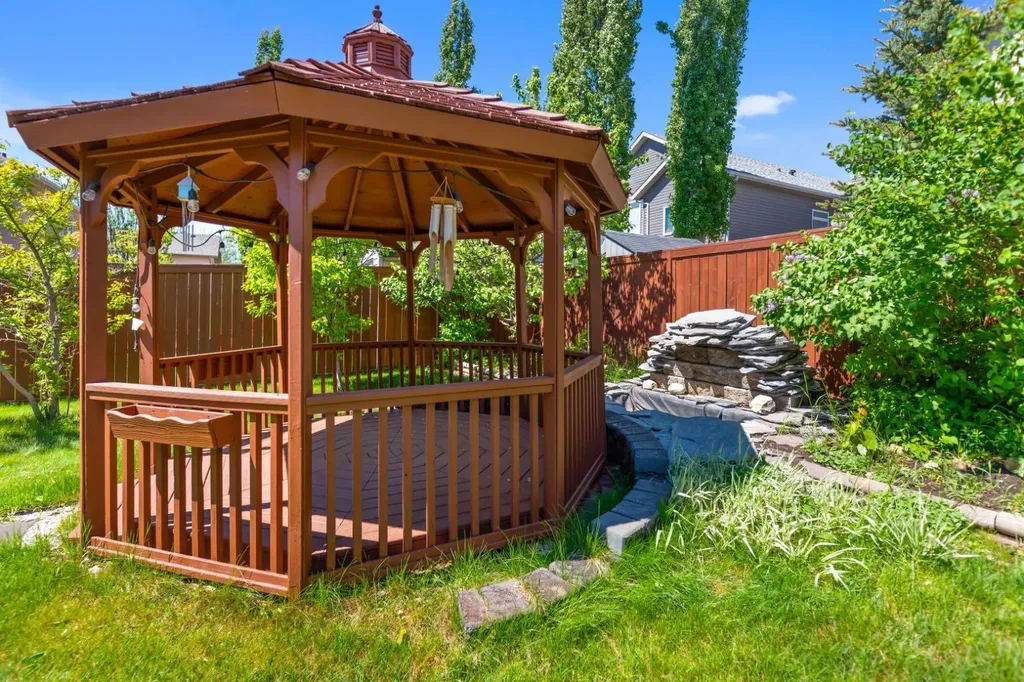 90 Royal Highland Road NW Calgary AB T3G 4Y4