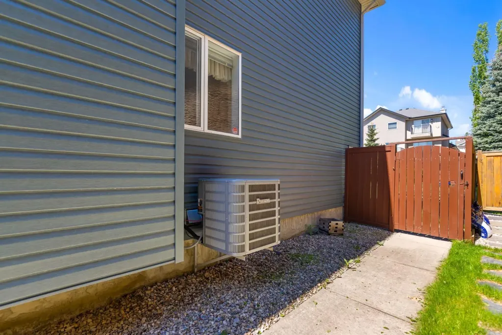 90 Royal Highland Road NW Calgary AB T3G 4Y4