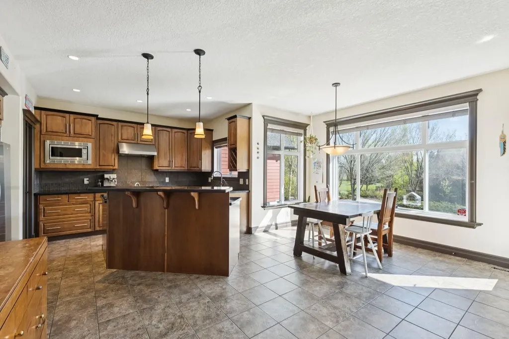 957 Coopers Drive SW Airdrie AB T4B 2Z4