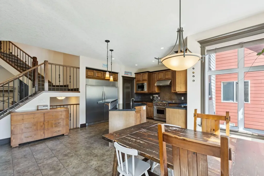 957 Coopers Drive SW Airdrie AB T4B 2Z4