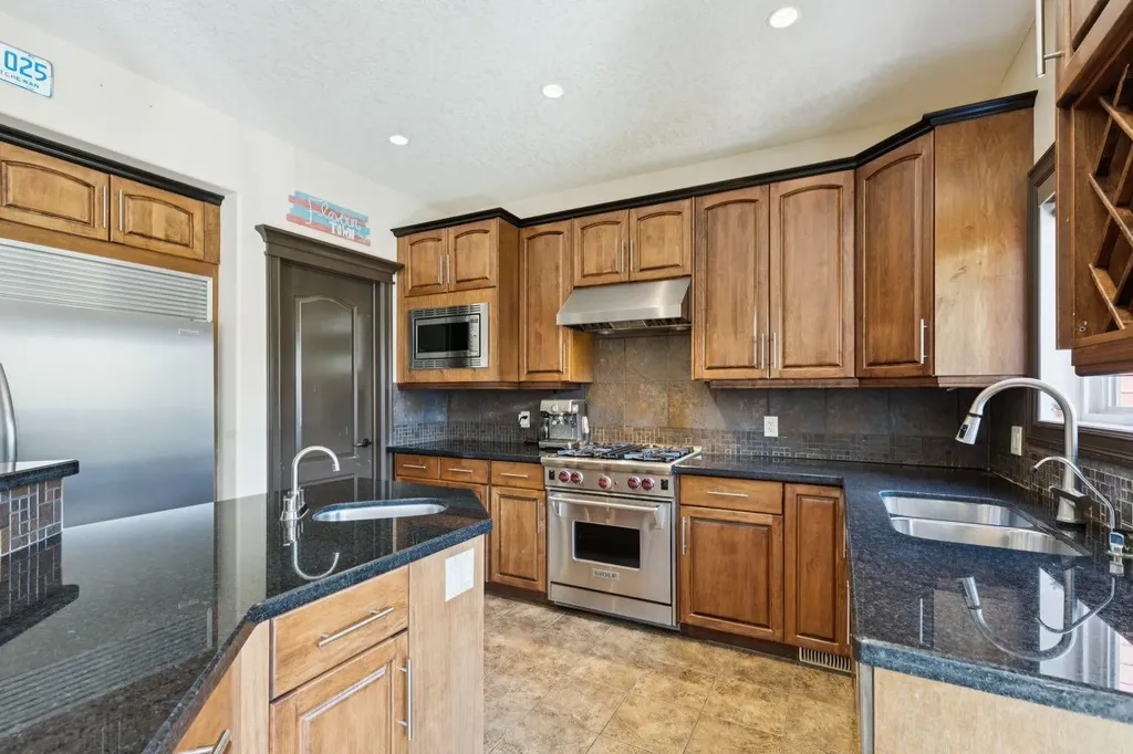957 Coopers Drive SW Airdrie AB T4B 2Z4