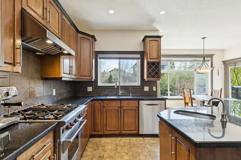 957 Coopers Drive SW Airdrie AB T4B 2Z4