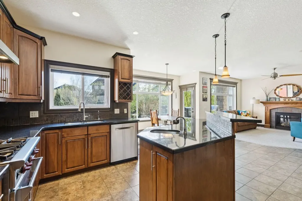 957 Coopers Drive SW Airdrie AB T4B 2Z4