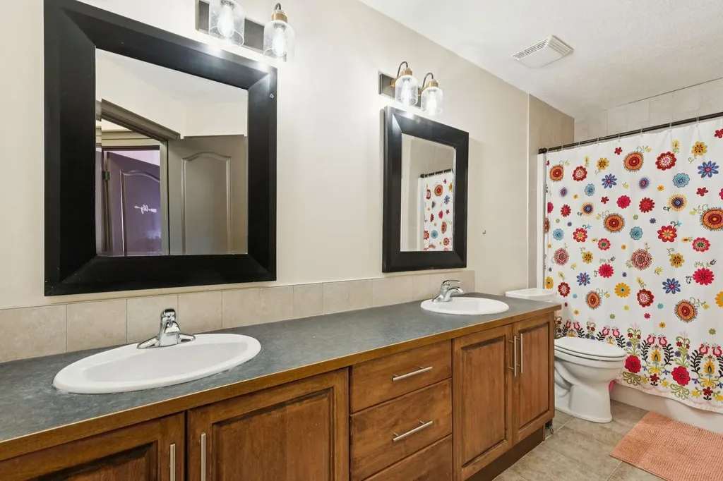957 Coopers Drive SW Airdrie AB T4B 2Z4