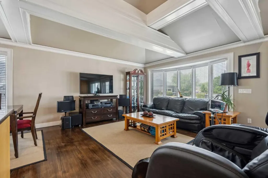 25 Manor Road SW Calgary AB T2V 2A1