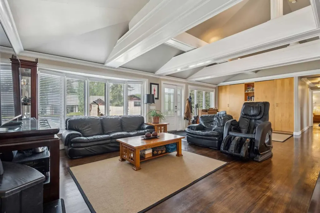 25 Manor Road SW Calgary AB T2V 2A1