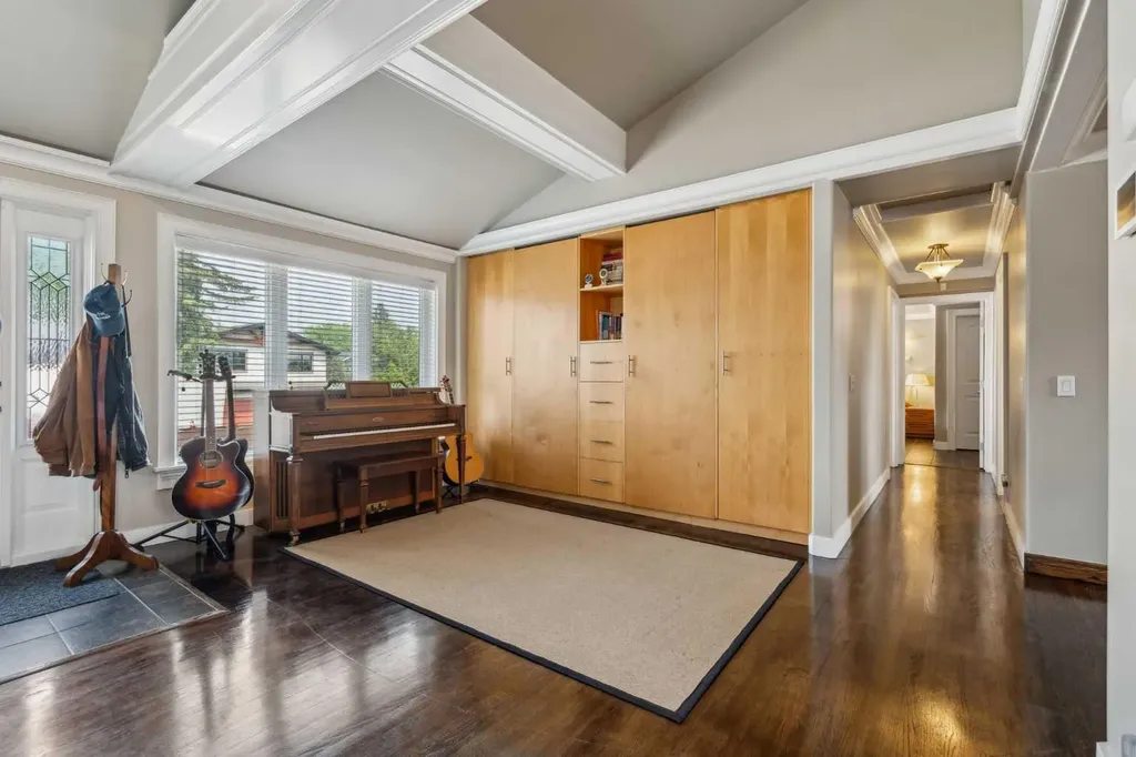 25 Manor Road SW Calgary AB T2V 2A1