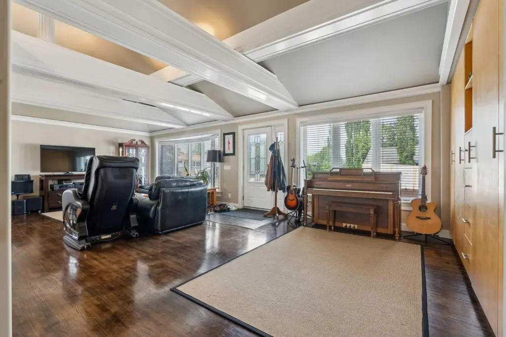 25 Manor Road SW Calgary AB T2V 2A1