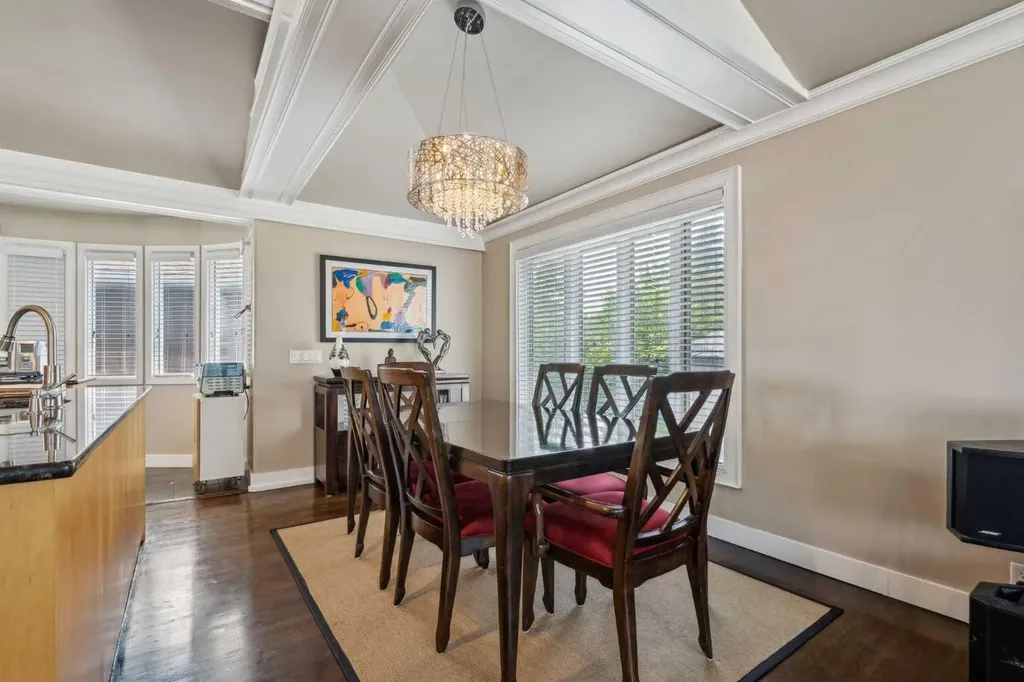 25 Manor Road SW Calgary AB T2V 2A1