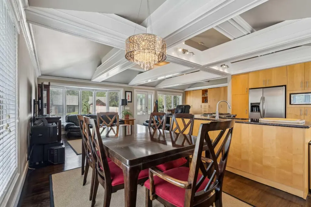 25 Manor Road SW Calgary AB T2V 2A1