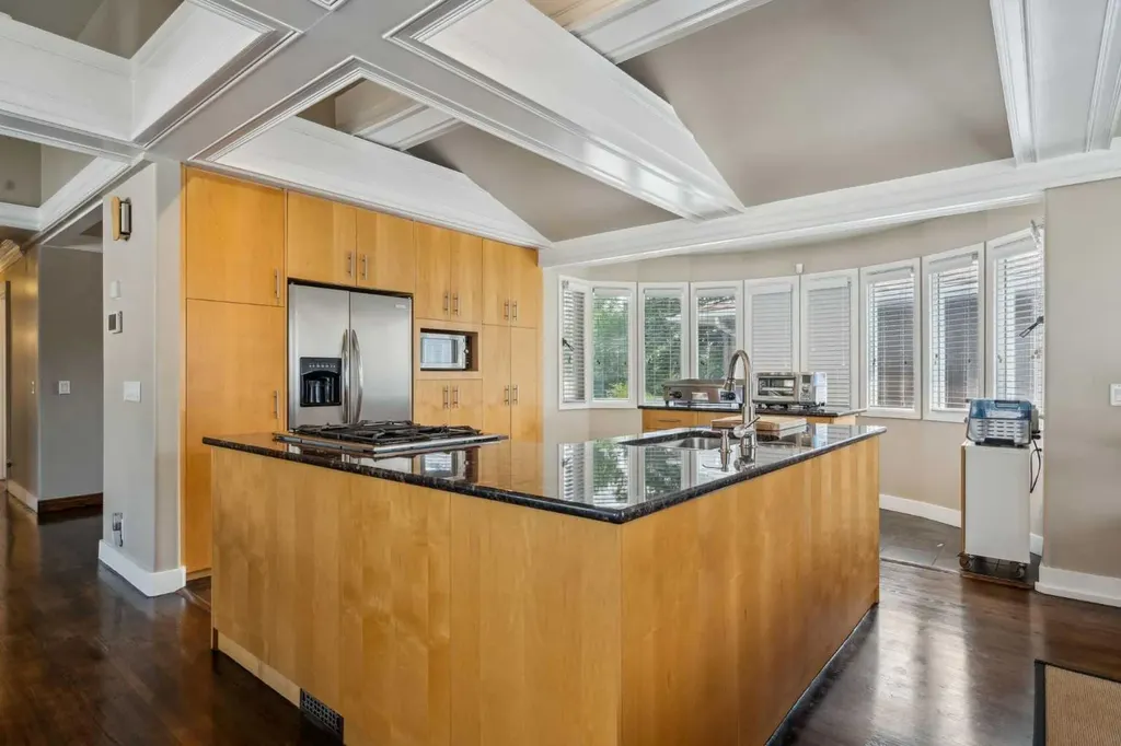 25 Manor Road SW Calgary AB T2V 2A1
