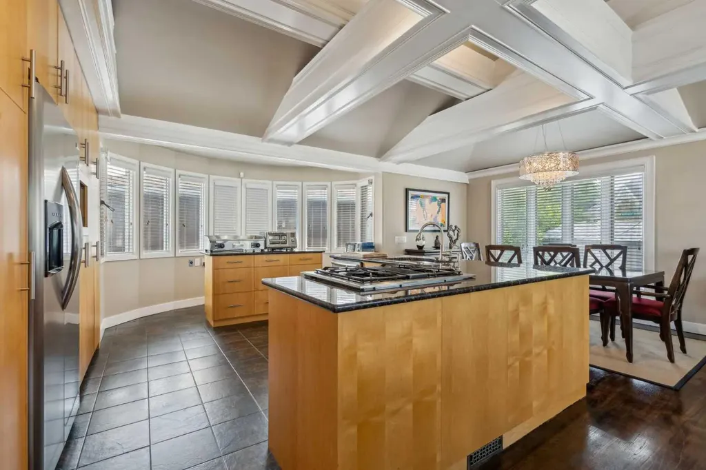 25 Manor Road SW Calgary AB T2V 2A1