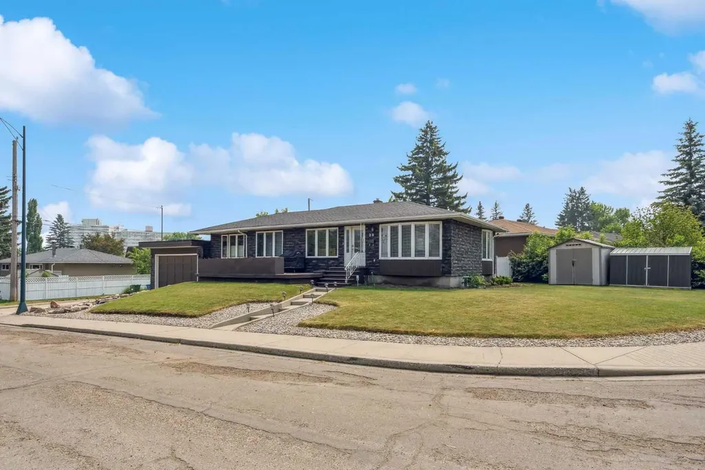 25 Manor Road SW Calgary AB T2V 2A1