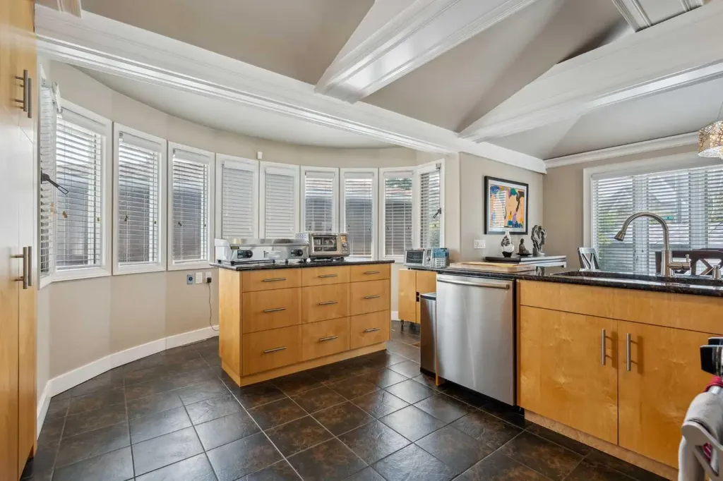 25 Manor Road SW Calgary AB T2V 2A1