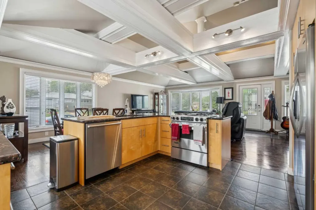 25 Manor Road SW Calgary AB T2V 2A1