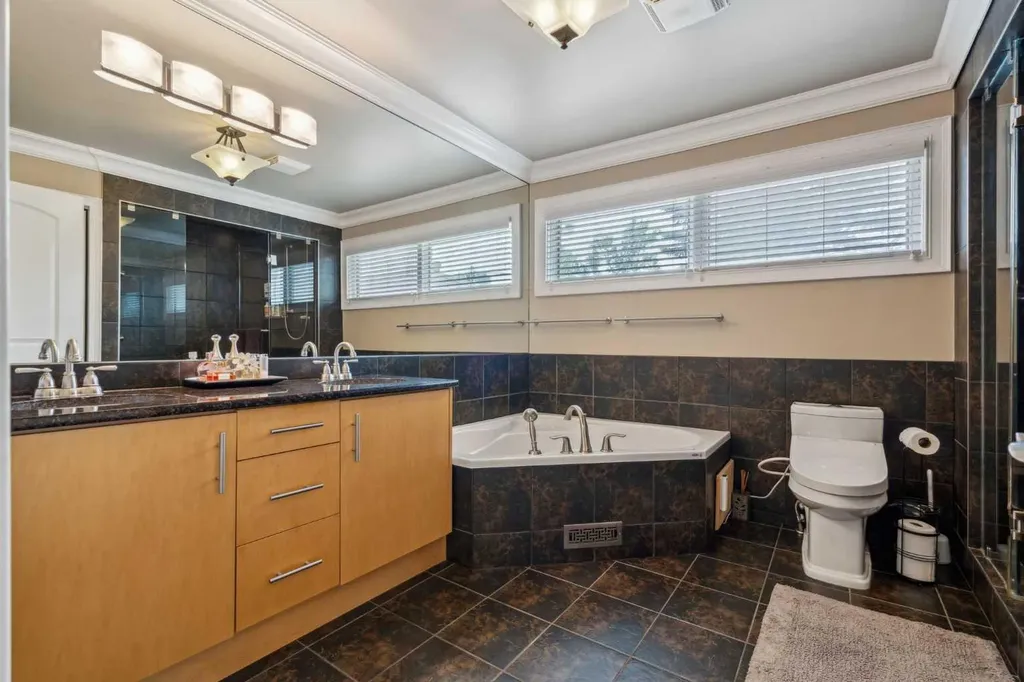 25 Manor Road SW Calgary AB T2V 2A1