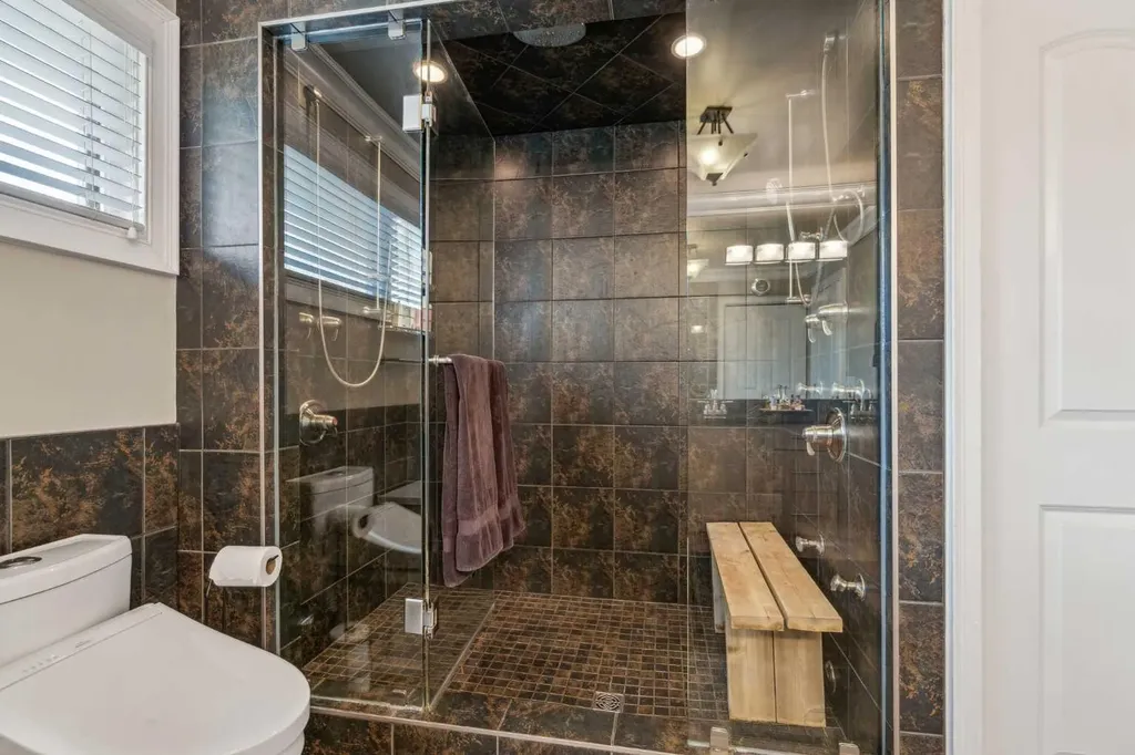 25 Manor Road SW Calgary AB T2V 2A1