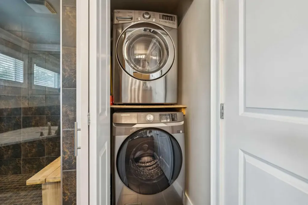 25 Manor Road SW Calgary AB T2V 2A1