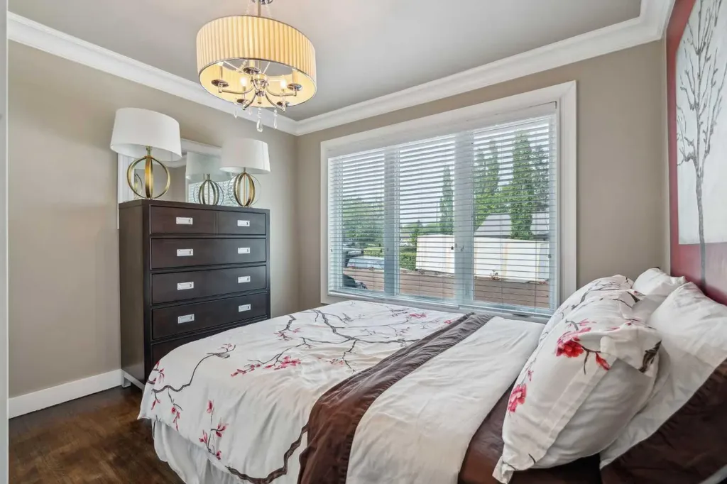 25 Manor Road SW Calgary AB T2V 2A1